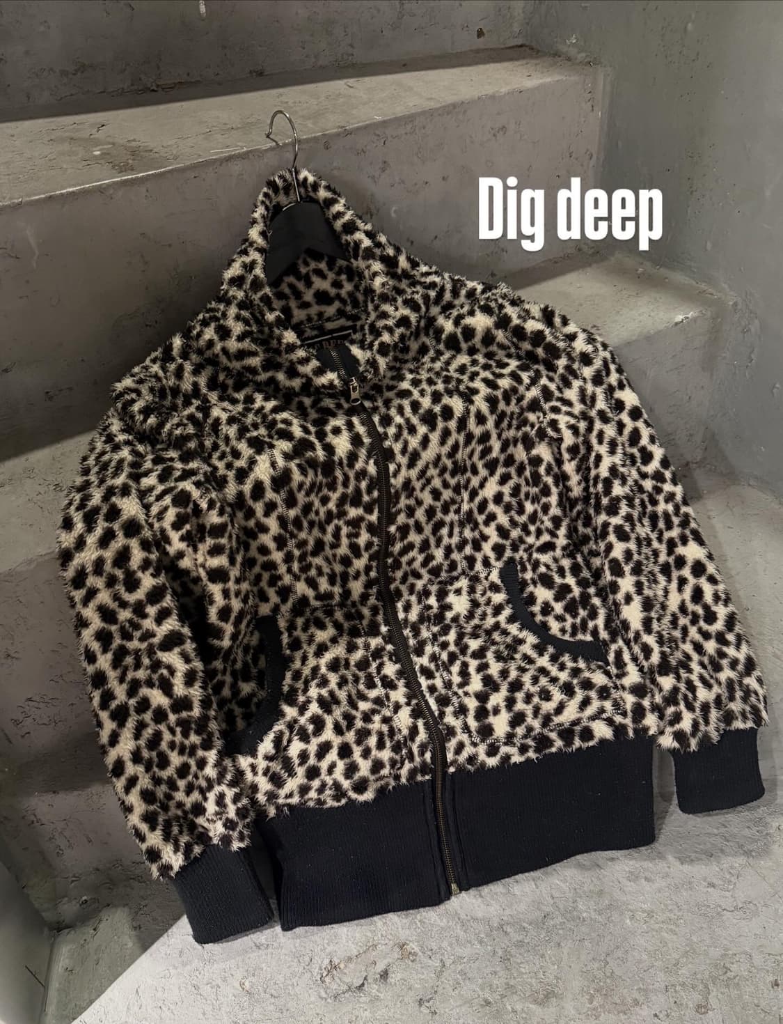 Dig deep leopard pattern fleece zip-up 상품이미지1
