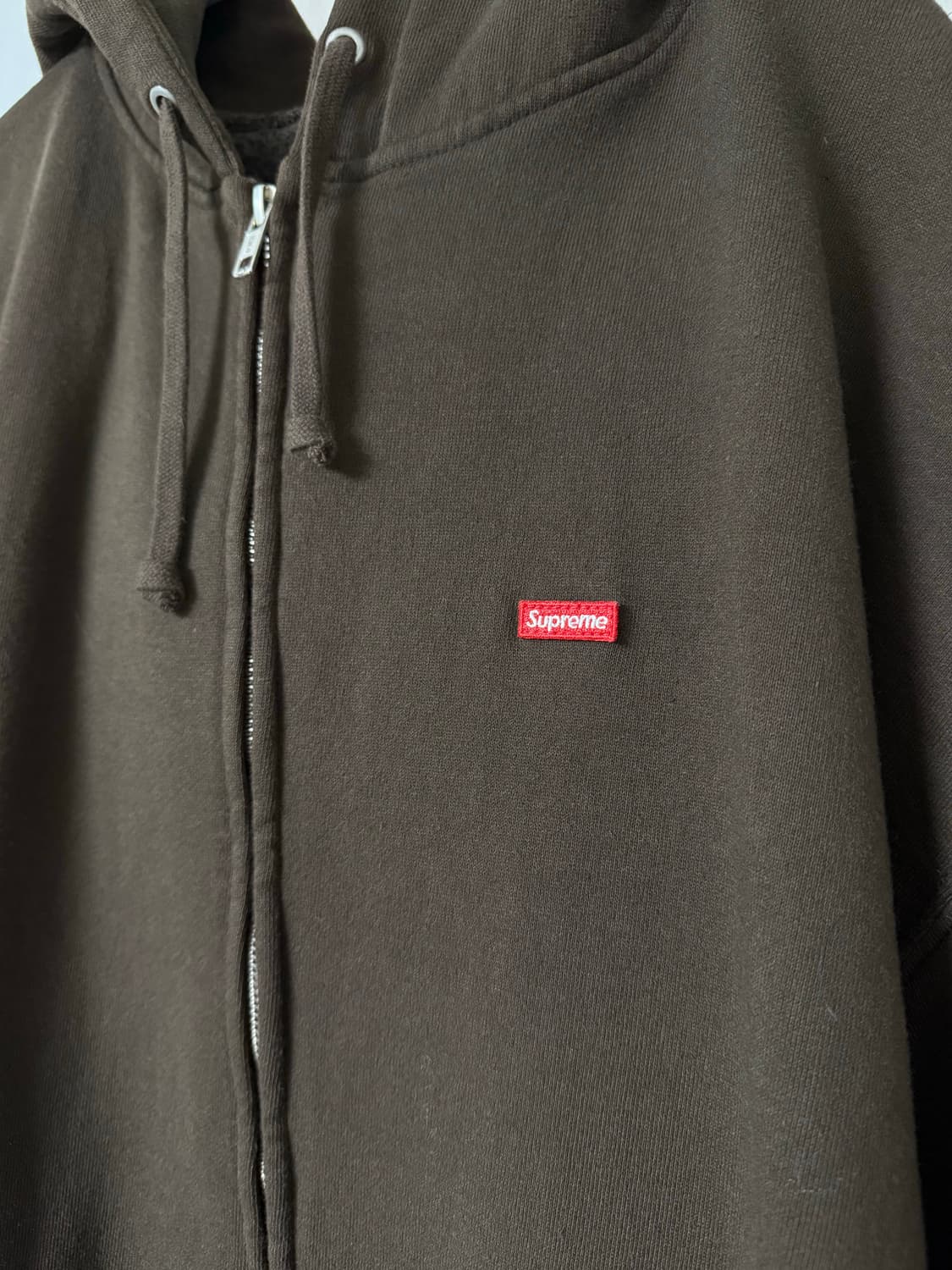 슈프림 스몰 박스 집업 후드 스웨트셔츠 다크 브라운 - 25FW XL 상품이미지3