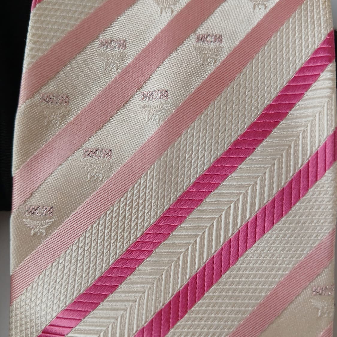 엠씨엠 핑크 스트라이프 로고 패턴 넥타이 9.1cm A+등급 A19693 상품이미지8