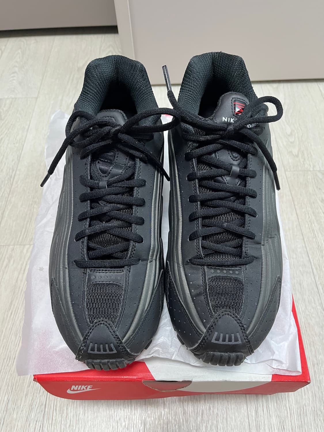 나이키 샥스 R4 (HQ1988-001) 275 Size 상품이미지2