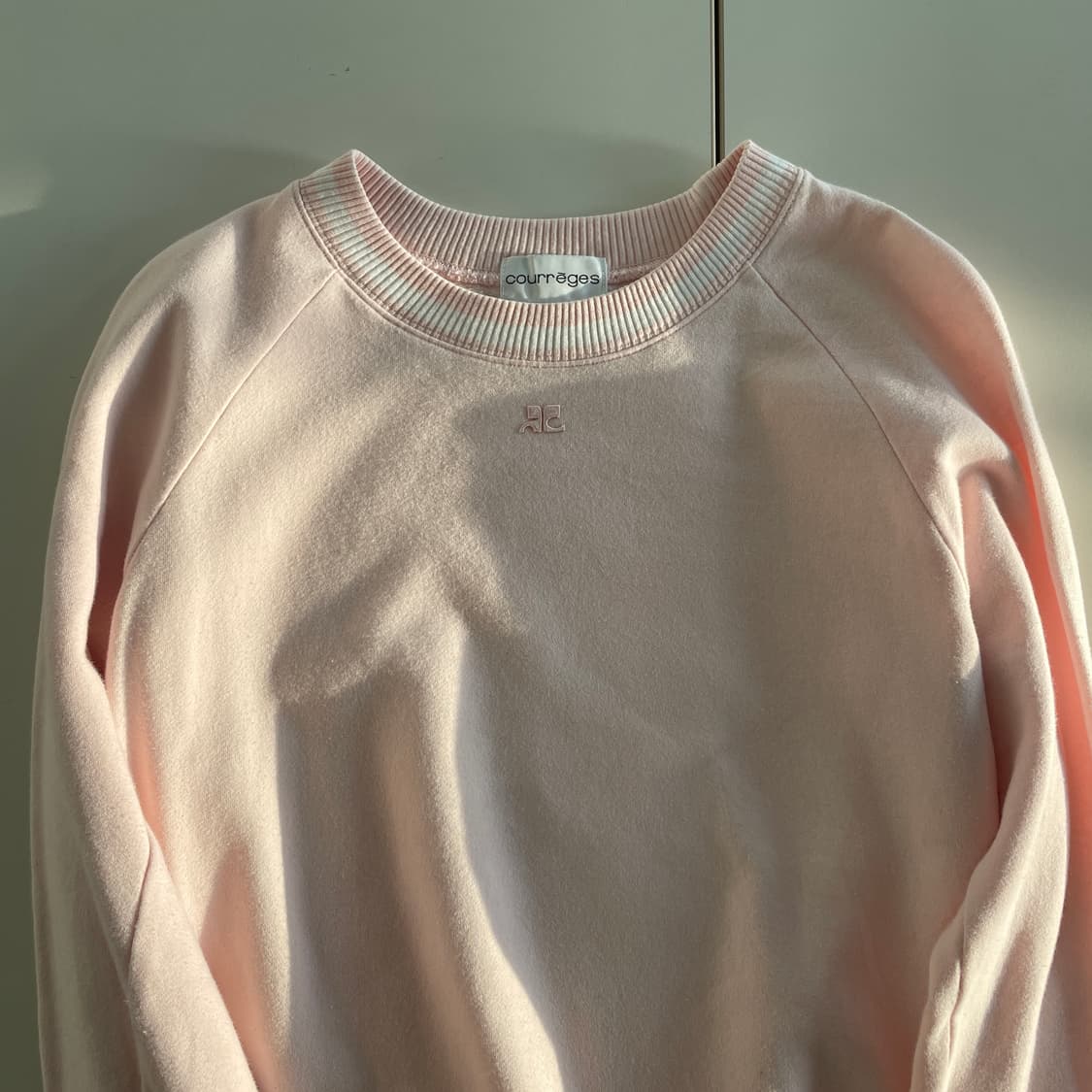 꾸레쥬 핑크 로고 맨투맨 상품이미지1