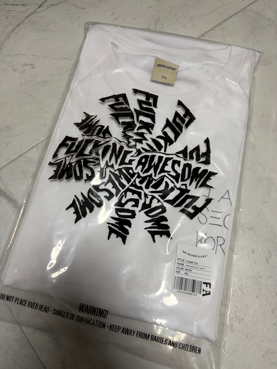 아이앱 스튜디오 x 퍼킹 어썸 티셔츠 화이트 상품이미지3