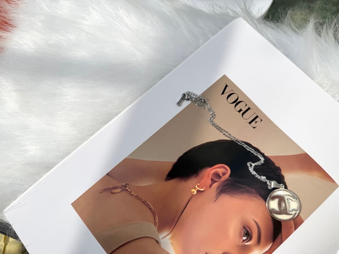 샤넬 실버 포인트 원형 로고 목걸이 상품이미지3