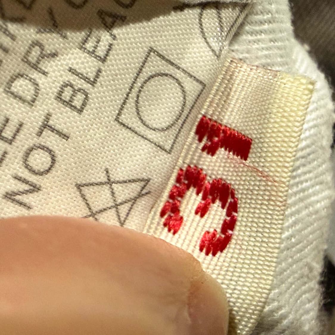 팀버랜드 샌드워싱 데님팬츠 스트레이트핏 백 레더 로고 패치 디테일 흑청 상품이미지9