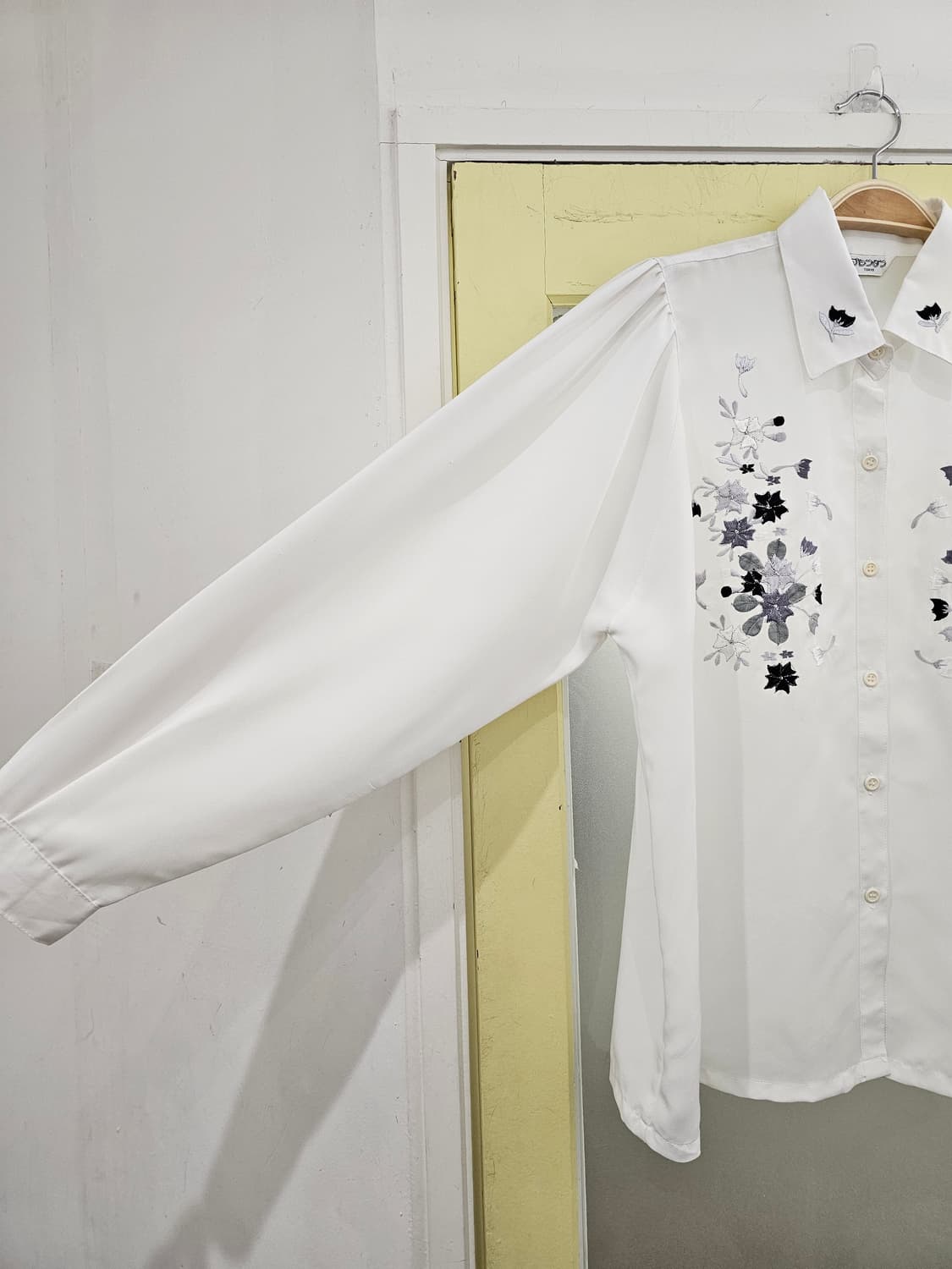 화이트 모노 자수 블라우스 상품이미지3