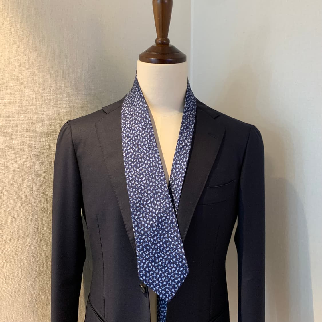 살바토레 페레가모 명품넥타이 100실크 네이비컬러 A+등급 9.2cm 상품이미지1