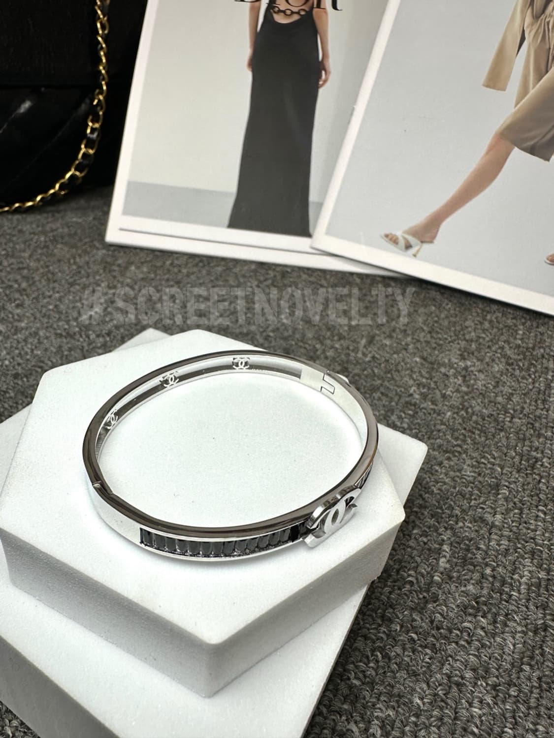 샤넬 블랙 & 실버 로고 팔찌 상품이미지6