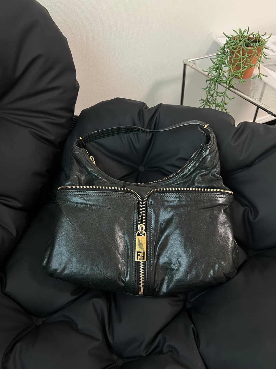 펜디 블랙 레더 호보백 상품이미지2