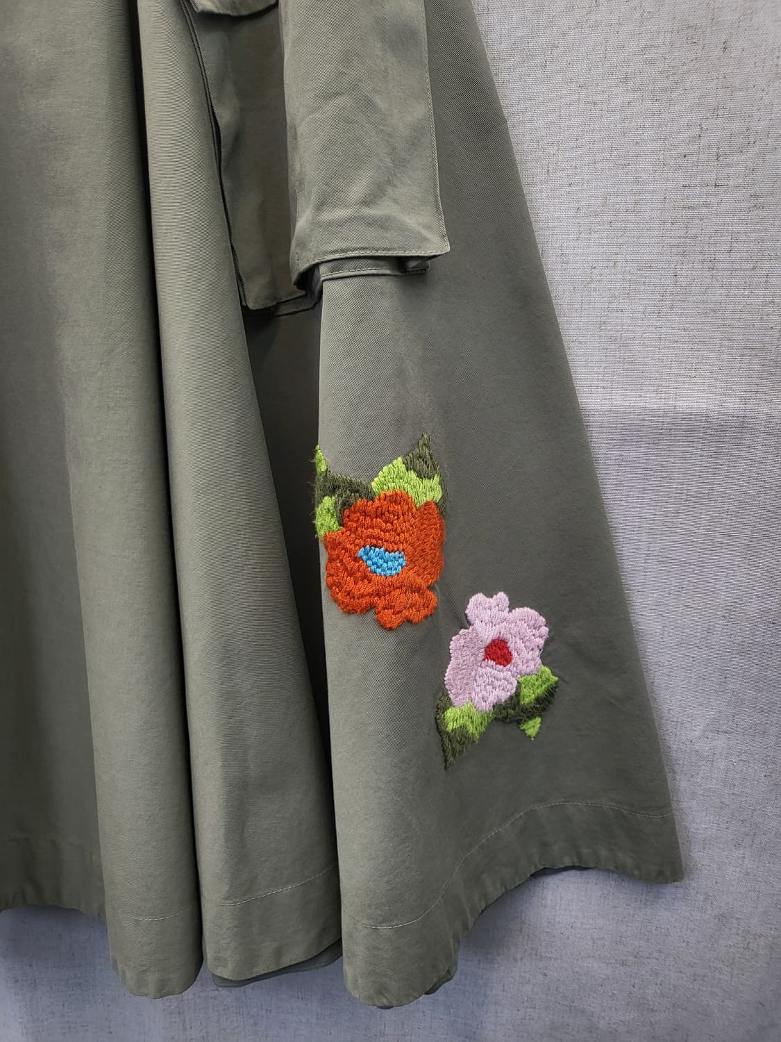 The Editor 카키색 꽃 자수 포켓 스커트 상품이미지3