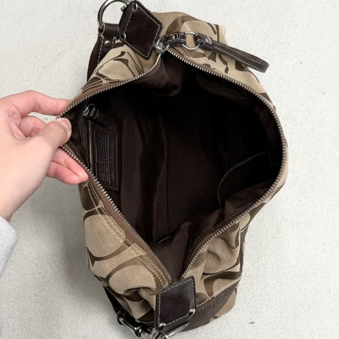 COACH 시그니처 캔버스 호보 숄더백 상품이미지4