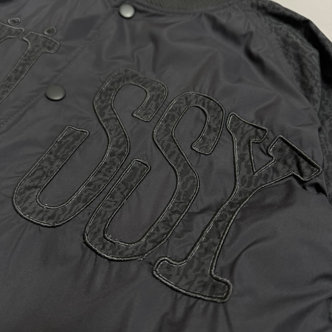 스투시(STUSSY) 차콜컬러 아치 패치로고 레오파드 슬리브 봄버 자켓 상품이미지5