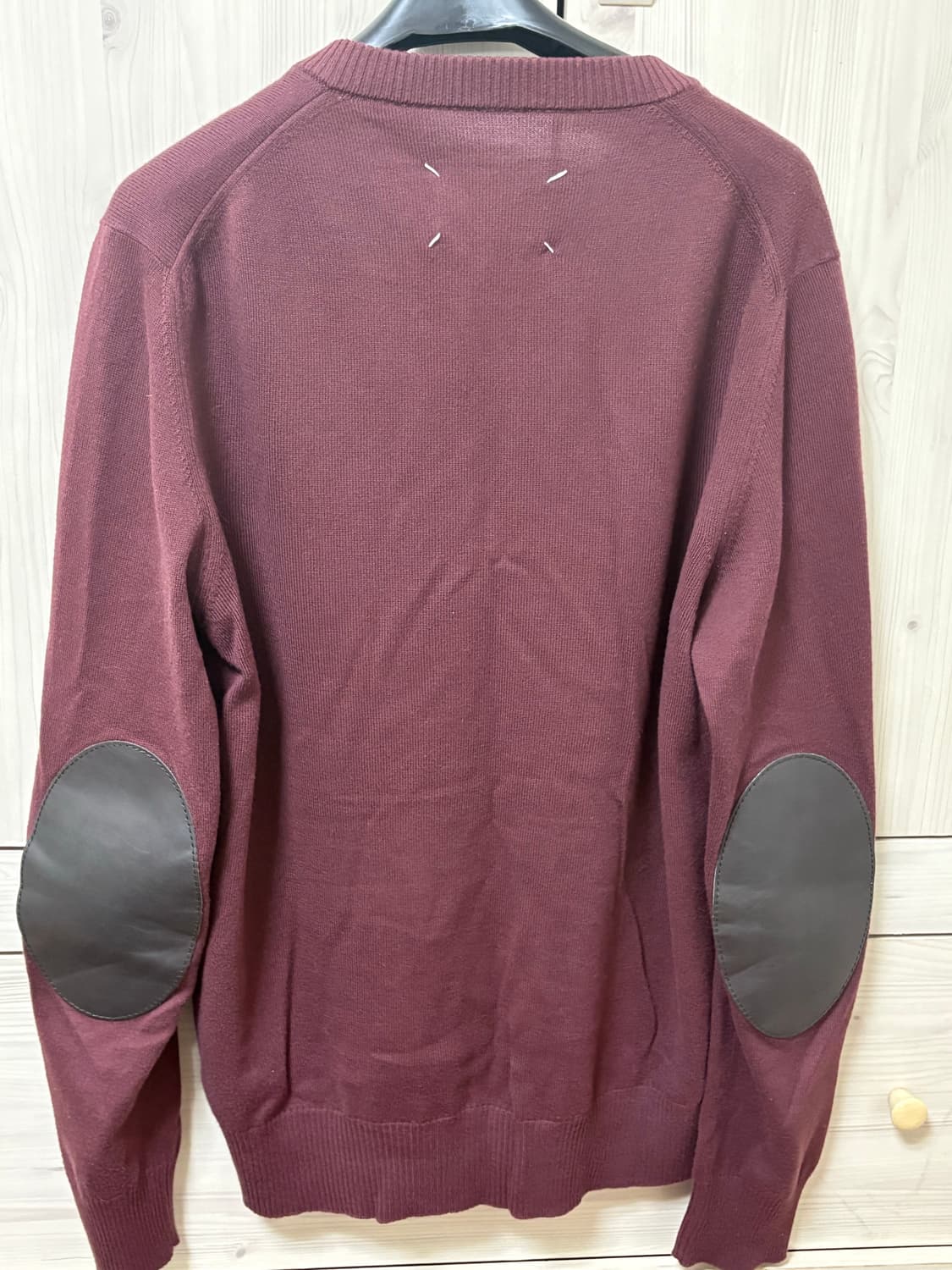 마르지엘라 엘보우 패치 브이넥 니트 버건디 상품이미지1