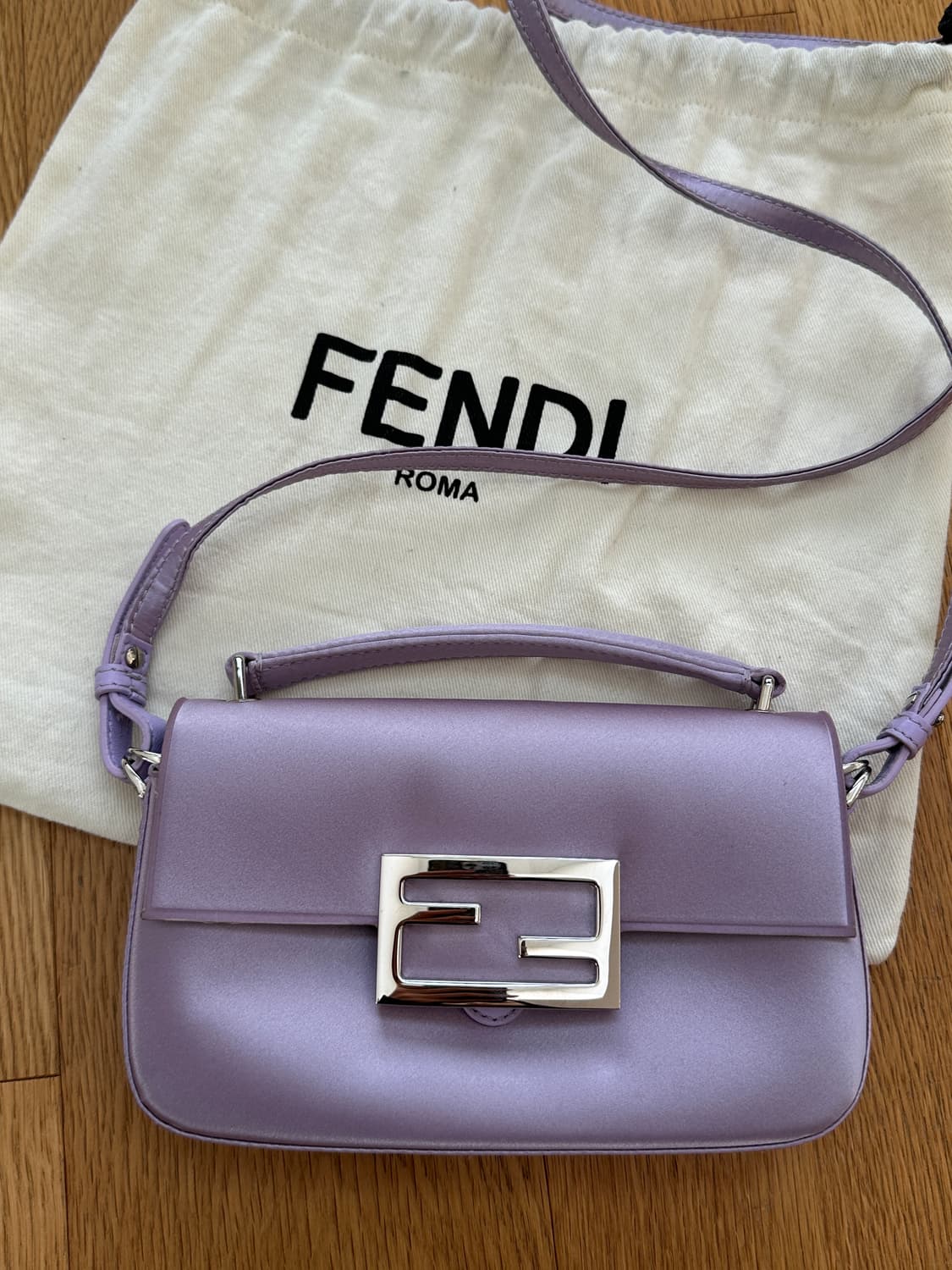 펜디 바게트 폰 파우치 라일락  상품이미지1