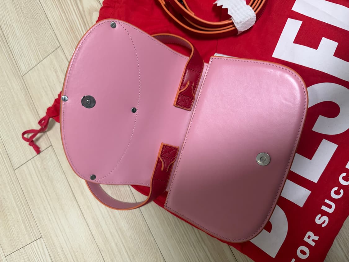 디젤 1DR 스몰 숄더백 인 나파 레더 핑크 화이트 상품이미지5