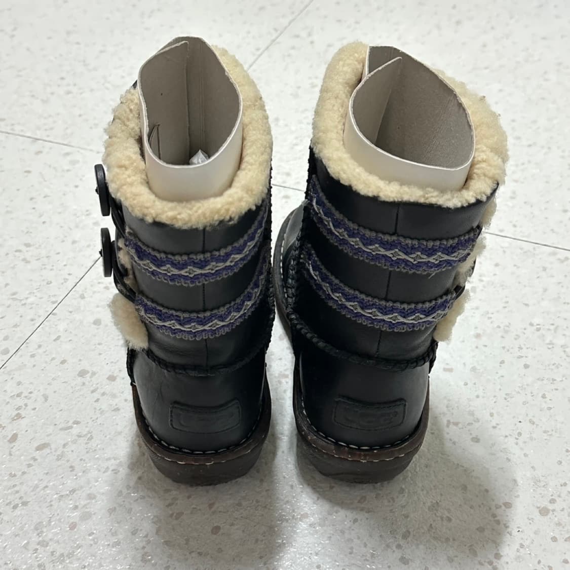 어그 UGG 240 가죽부츠 블랙 상품이미지4