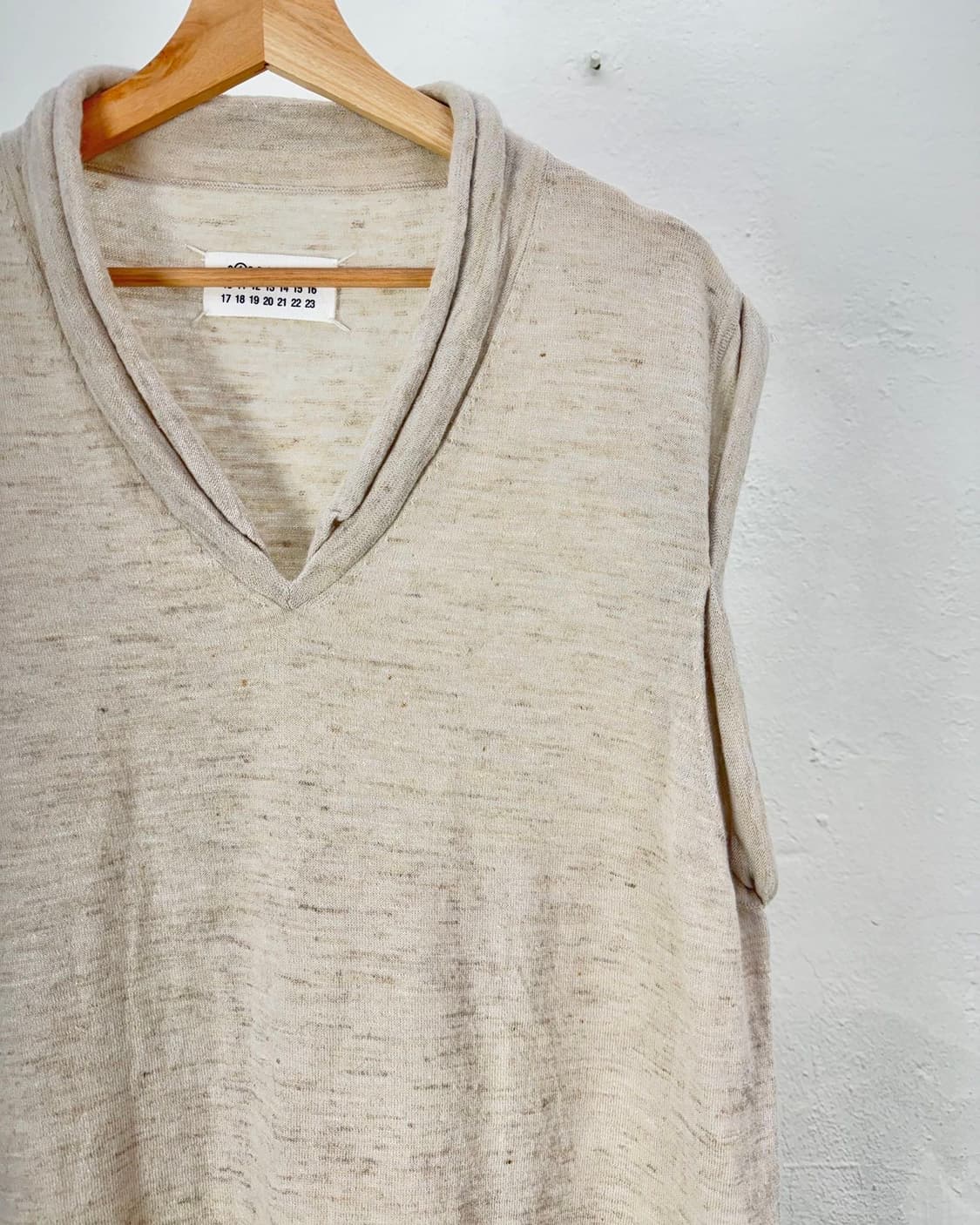 마르지엘라 넘버링 1 베이지 아티저널 레이핑 니트 베스트 상품이미지3