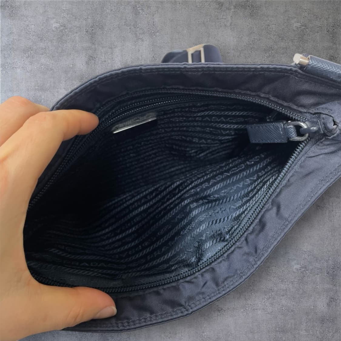 프라다 Prada 네이비 테수토 사피아노 크로스백 상품이미지6