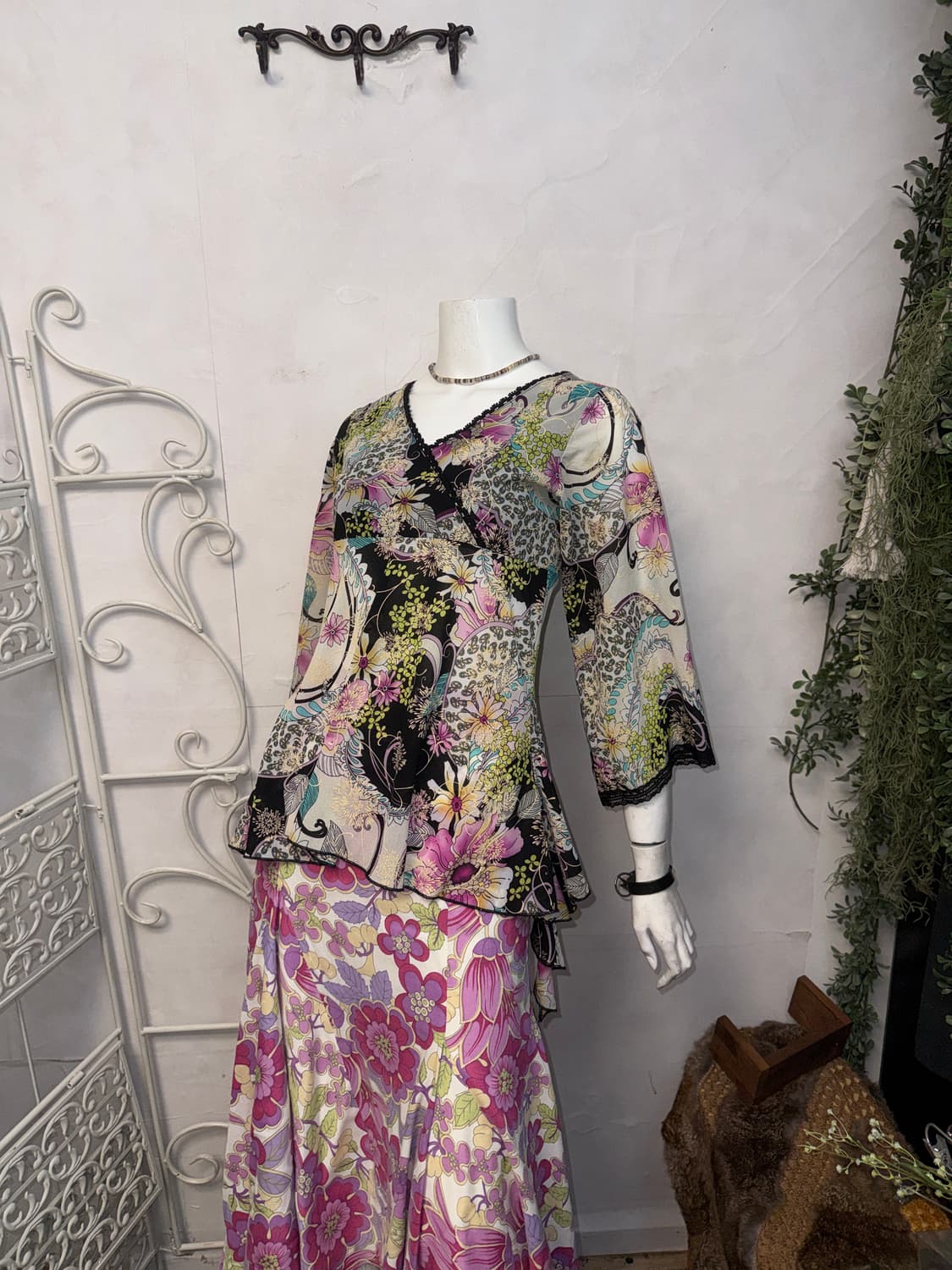 Black pink oriental floral ruffle blouse 상품이미지5
