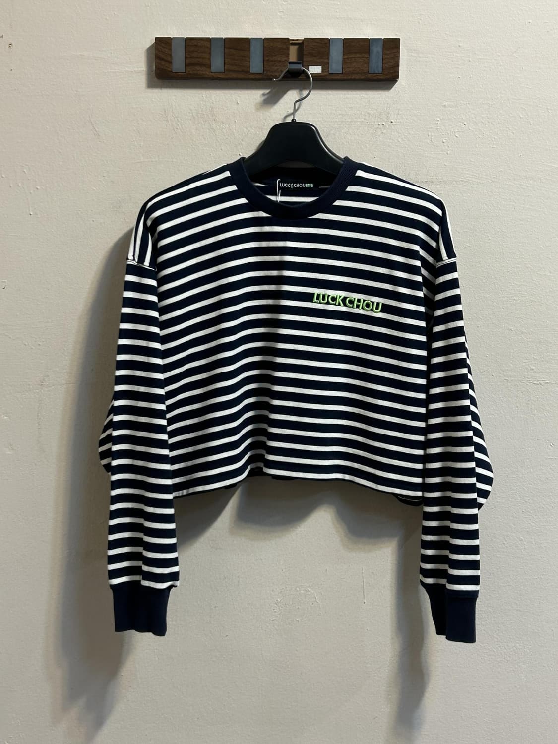 럭키슈에뜨 스트라이프 크롭 맨투맨 상품이미지1