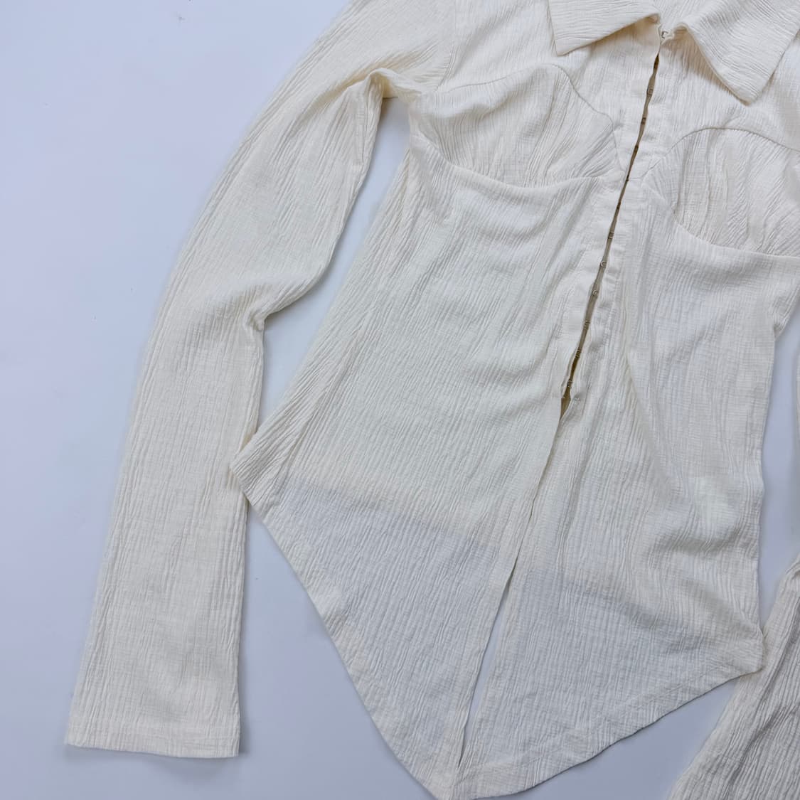 YUSE 유즈 PLEATS SLIM HOOK CLOSING SHIRT 상품이미지4