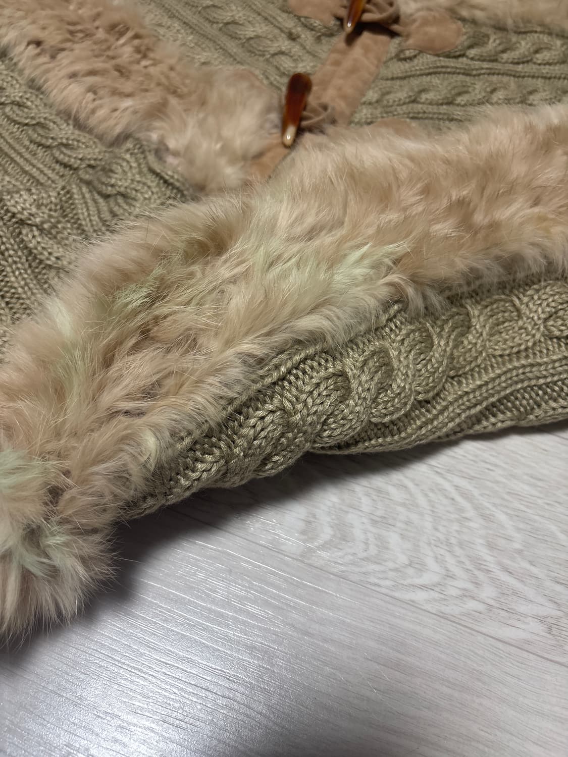 래빗퍼 트리밍 케이프 망토 라떼갸루 모리 상품이미지3