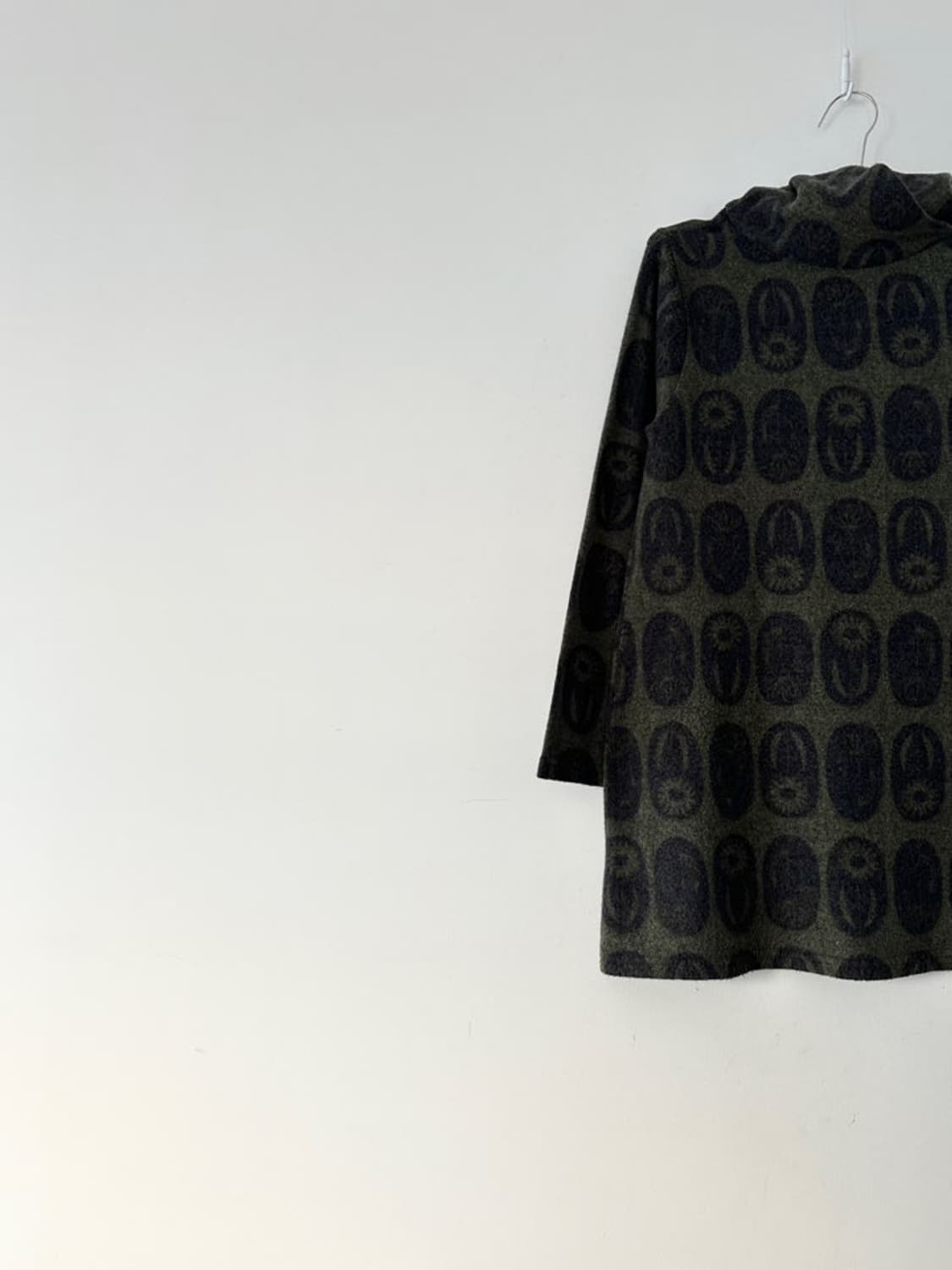 Ancient pattern neck detail top  상품이미지2