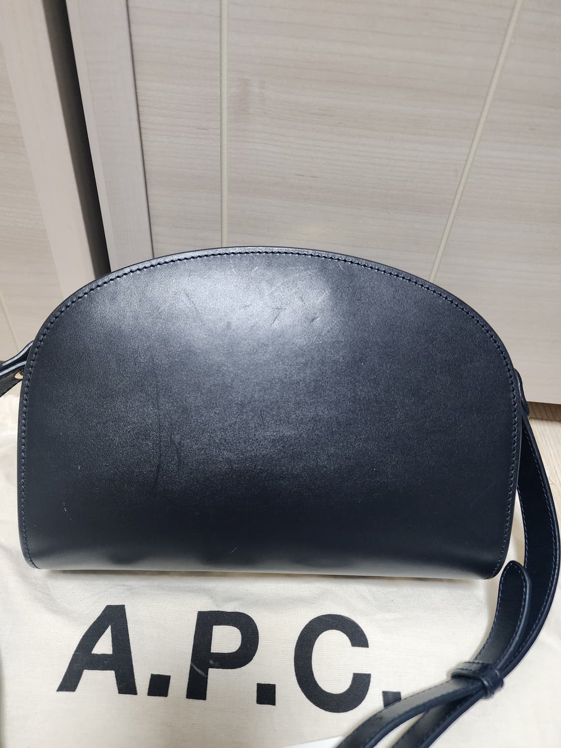 (정품) 아페쎄 하프문백 크로스 가방 다크네이비 a.p.c 상품이미지5