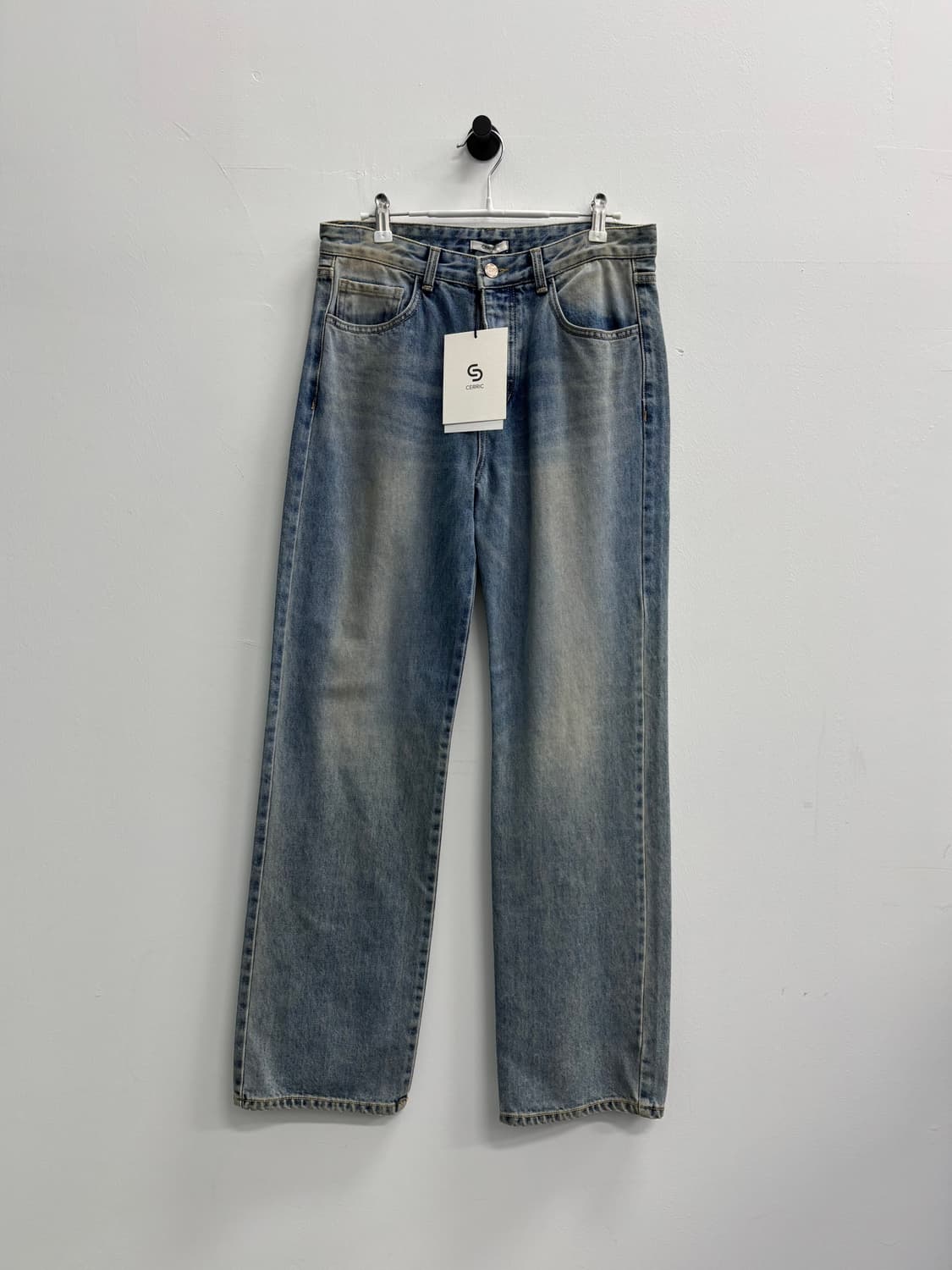 [새상품] CERRIC(세릭) 백 포켓 로고 자수 와이드 데님 팬츠 상품이미지1