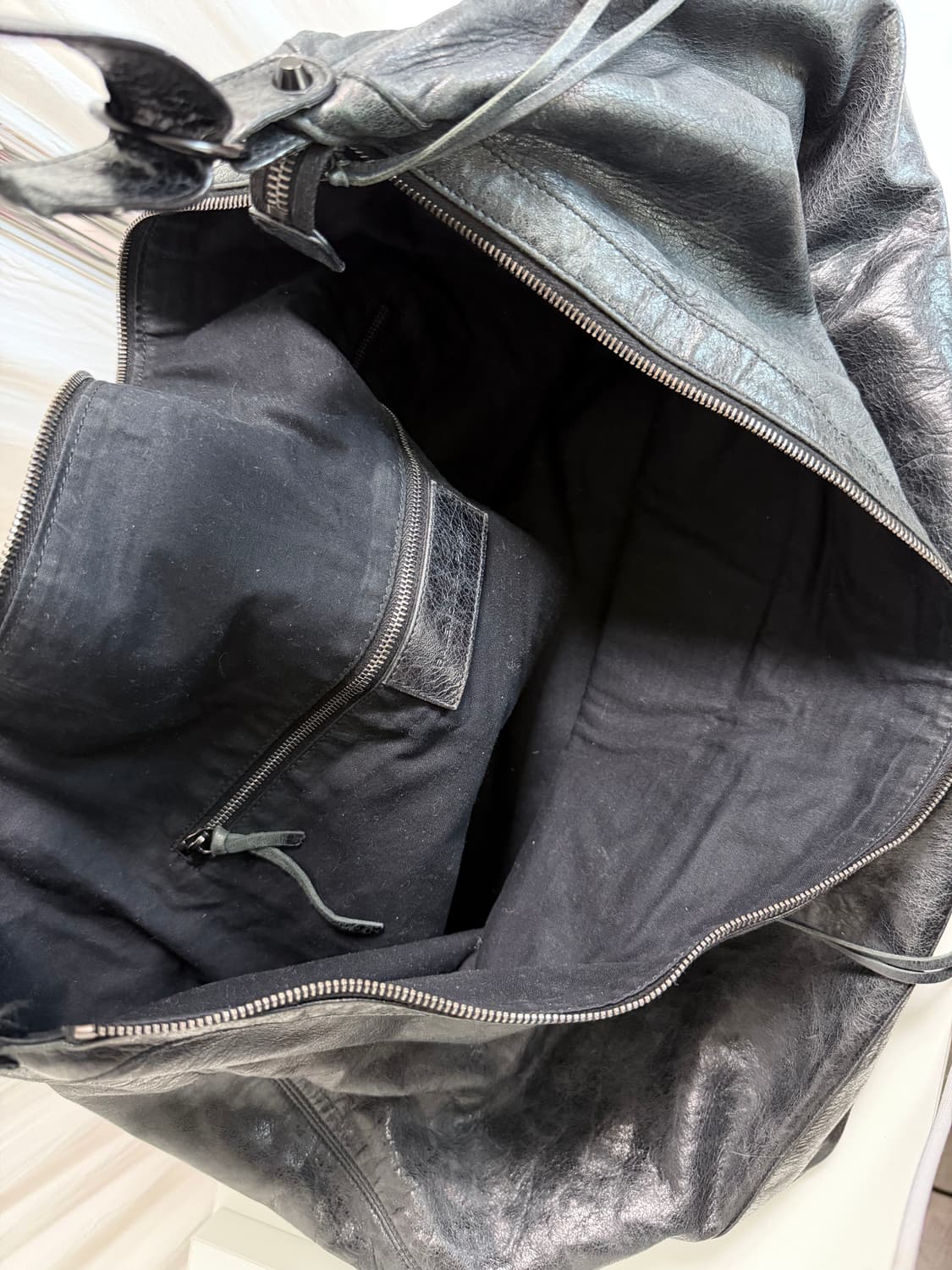 발렌시아가 커리어 모터백 블랙 상품이미지5