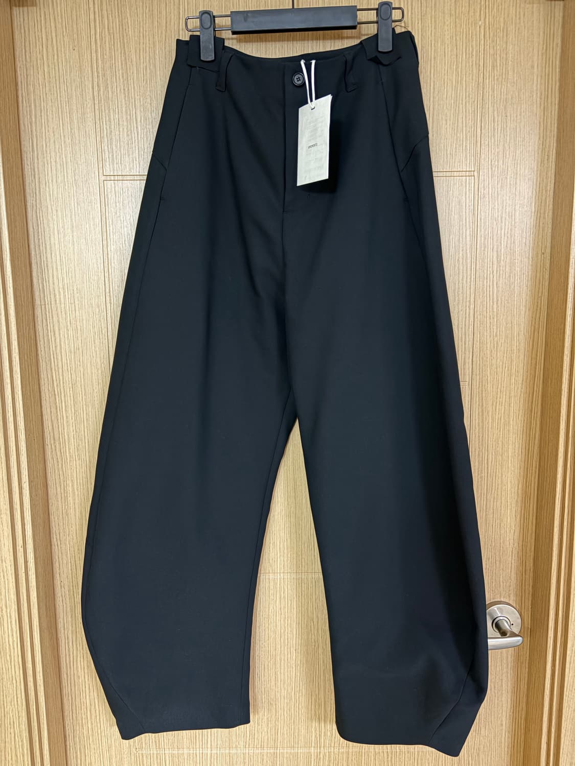 [새상품] 아모멘토 25ss 커브드 실루엣 팬츠 / M 상품이미지3