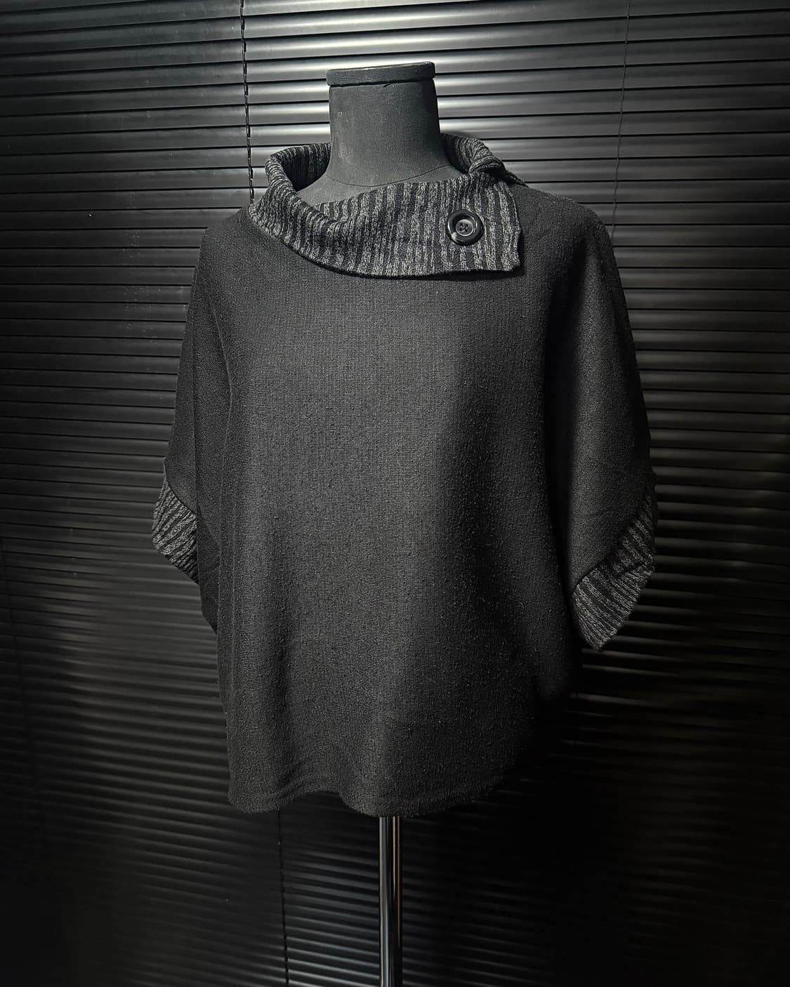 Lafon27 가오리핏 반팔 니트 골지 차콜 배색 카울 튜닉 하이넥 판쵸 상품이미지1