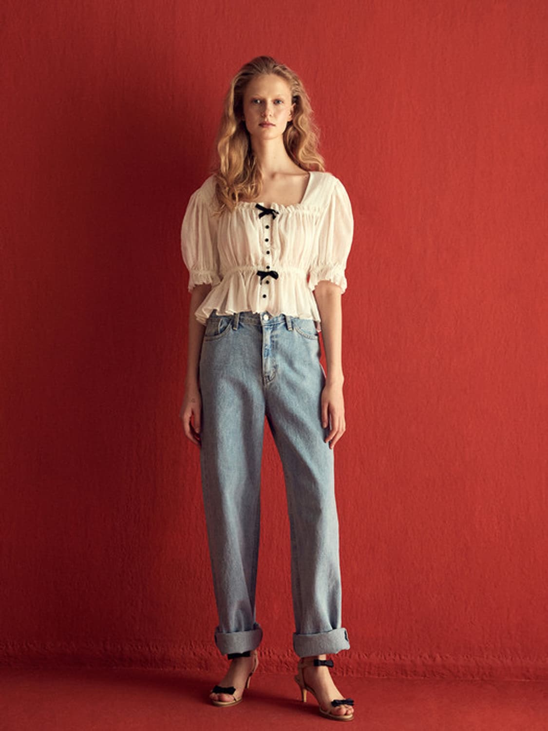 쟈니헤잇재즈 리본 셔링 코튼 블라우스 - 화이트 상품이미지1