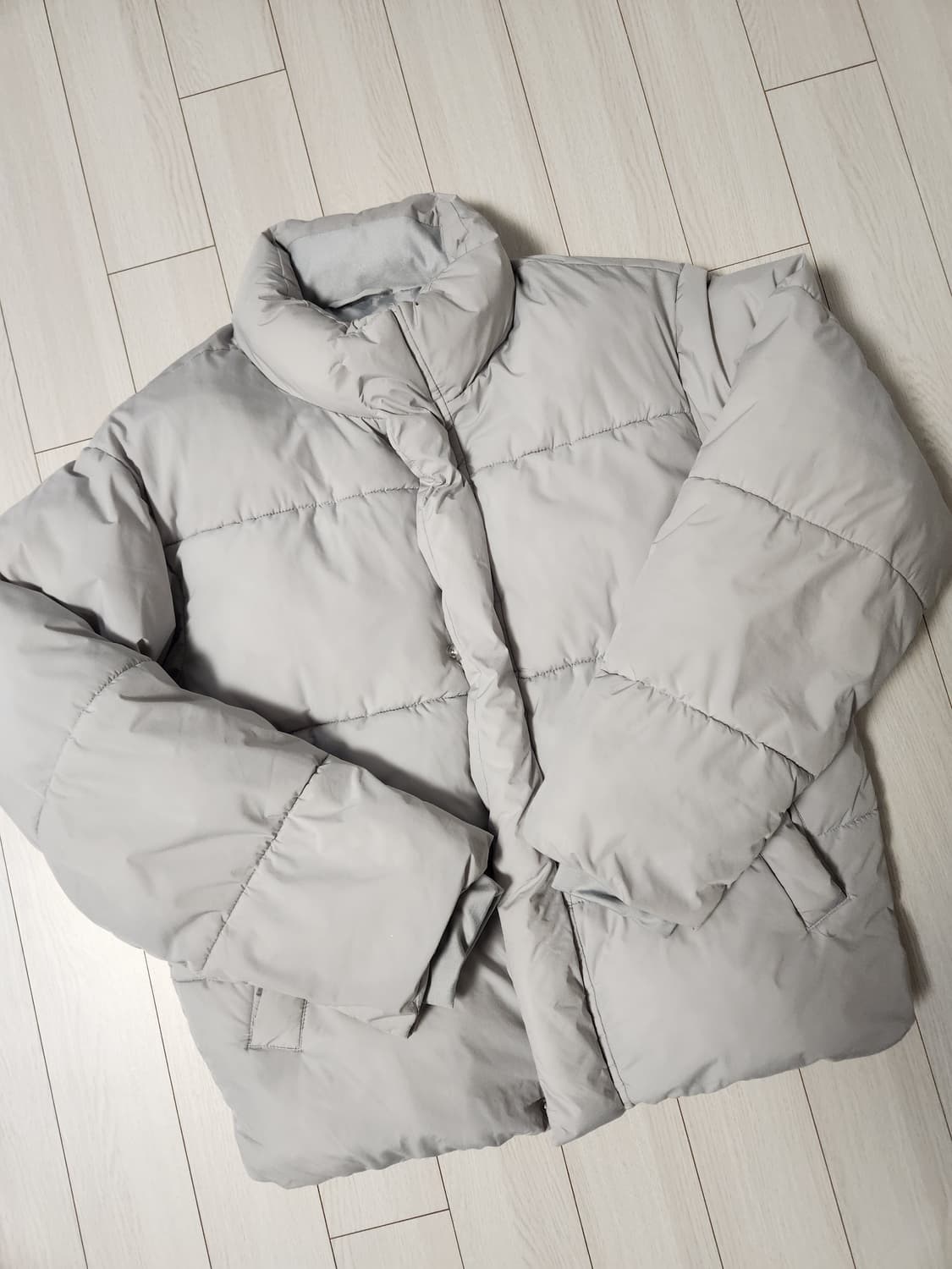 스파오 남녀공용 그레이 푸퍼 숏패딩 사이즈95m

여러 중고사이트에도 같 상품이미지1