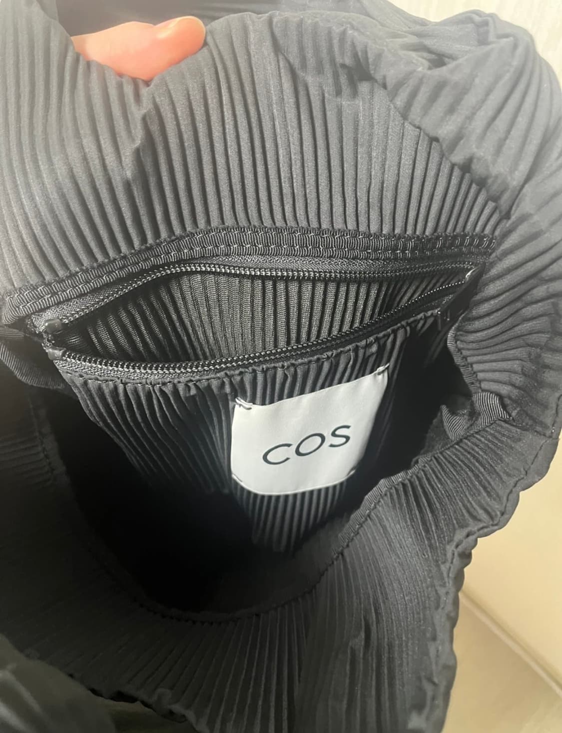 Cos 플리츠백 블랙 상품이미지4