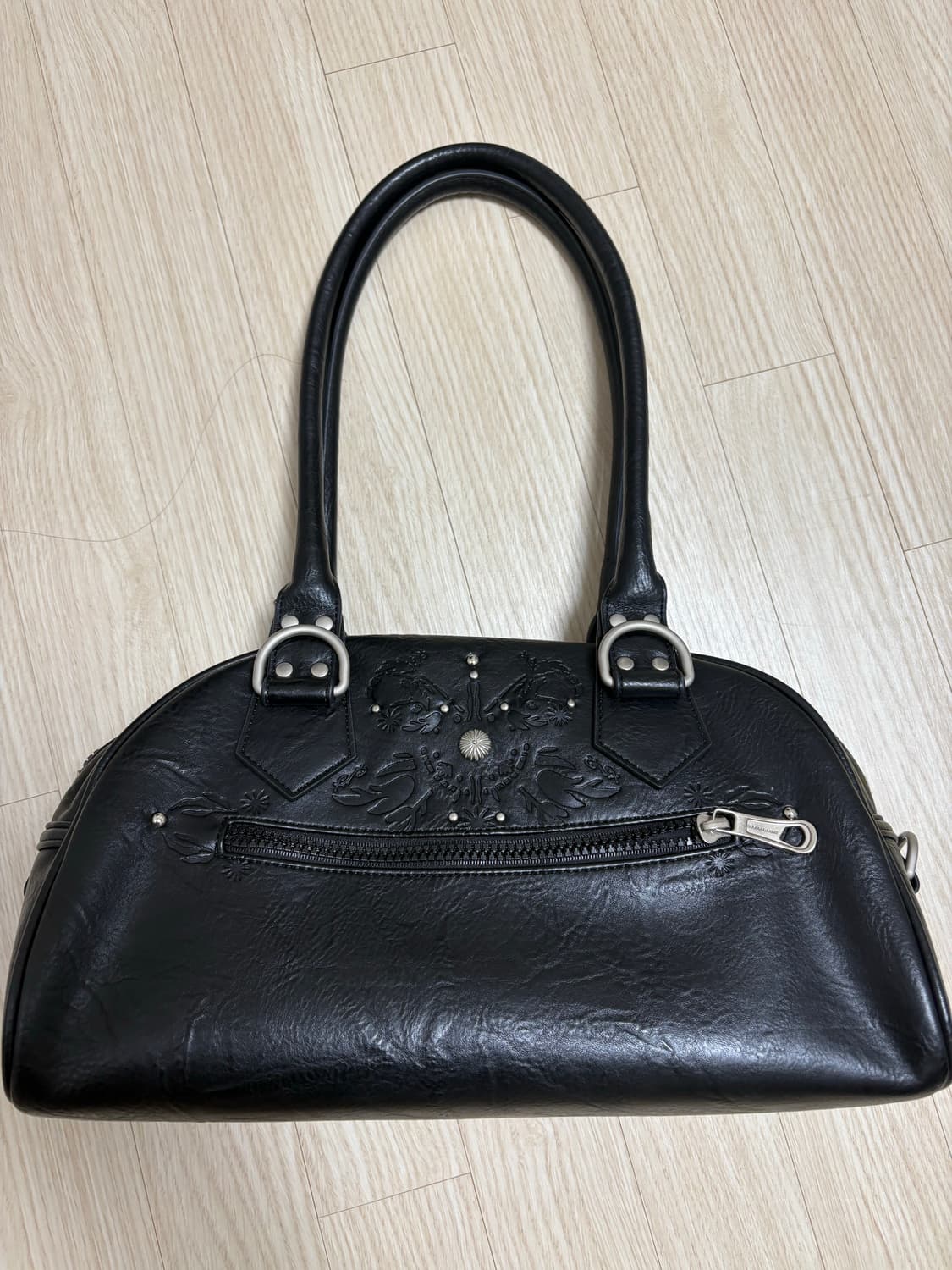 이우가마카라스 스터드 레더 보울링 백 상품이미지6