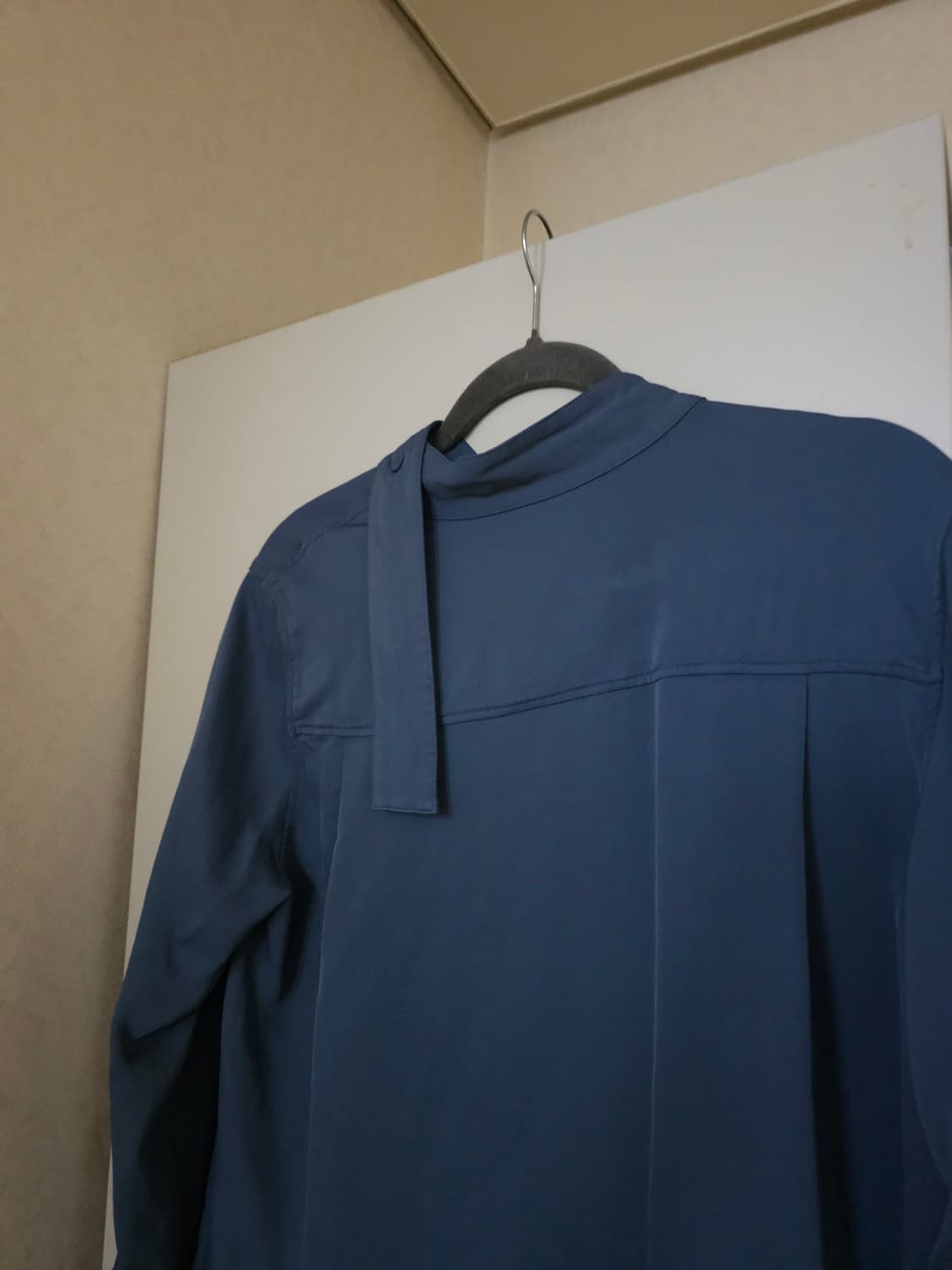 COS 코스 블루 드레이프 넥 블라우스 상품이미지3