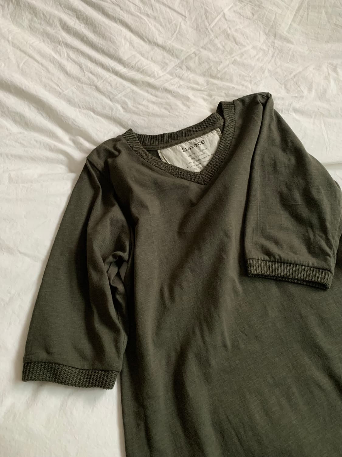 카키 브이넥 티셔츠 상품이미지3