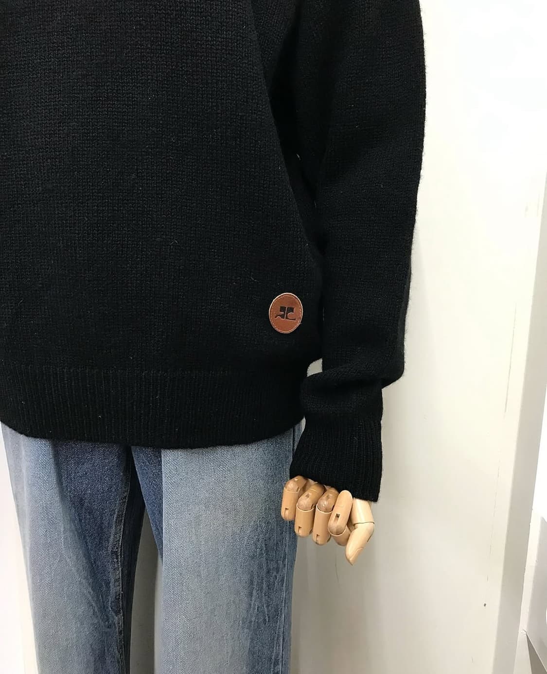 꾸레쥬 가죽 로고 모크넥 울 니트 상품이미지8