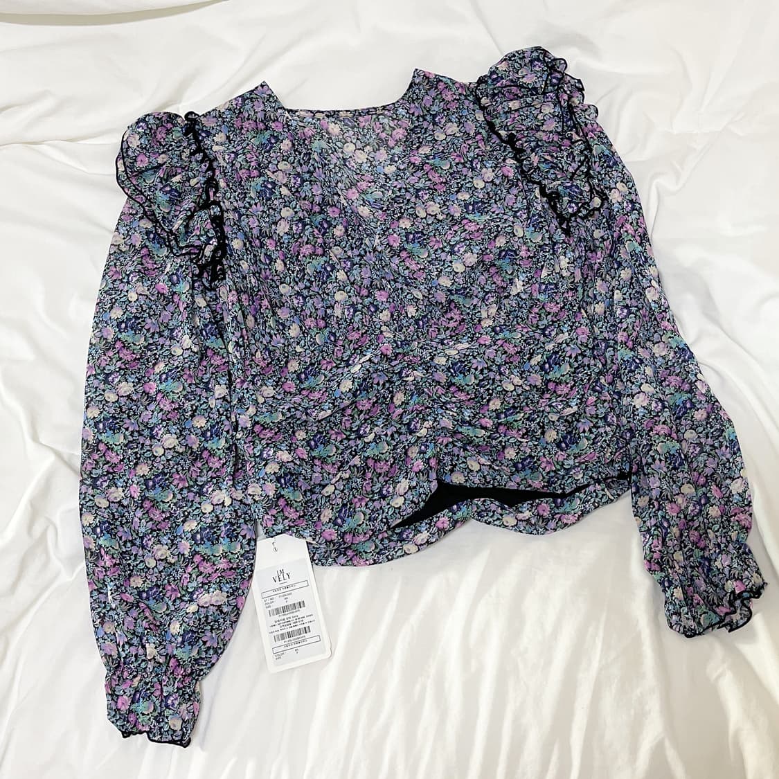 새상품 ) 임블리 셔링퍼프 쉬폰블라우스 상품이미지4