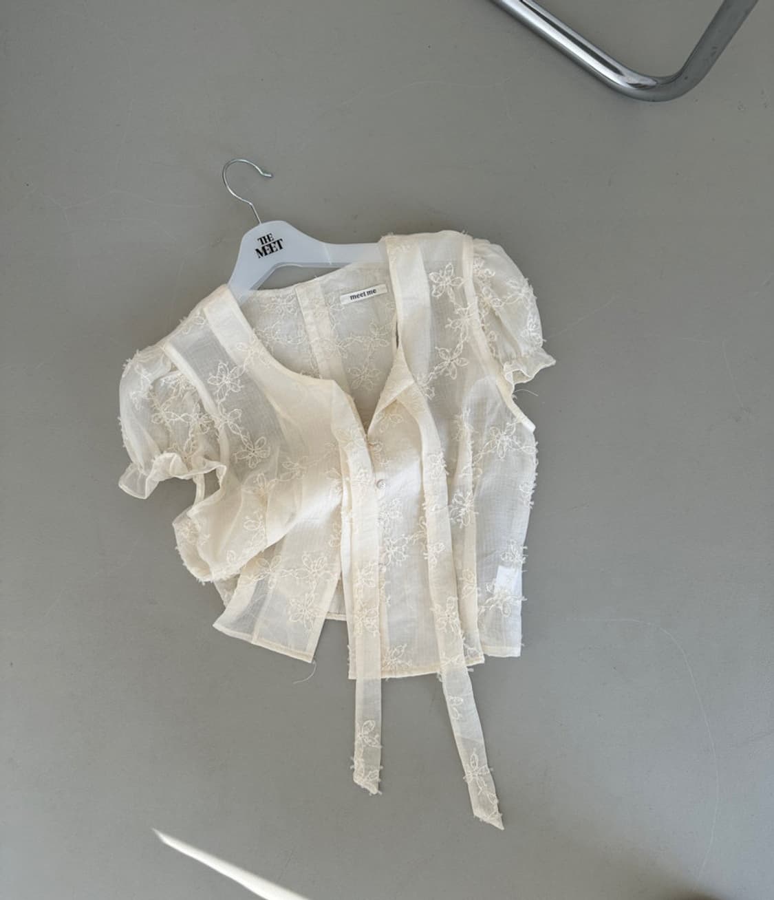 미트미 미닝아웃 퍼프 꽃 타이 블라우스 상품이미지10