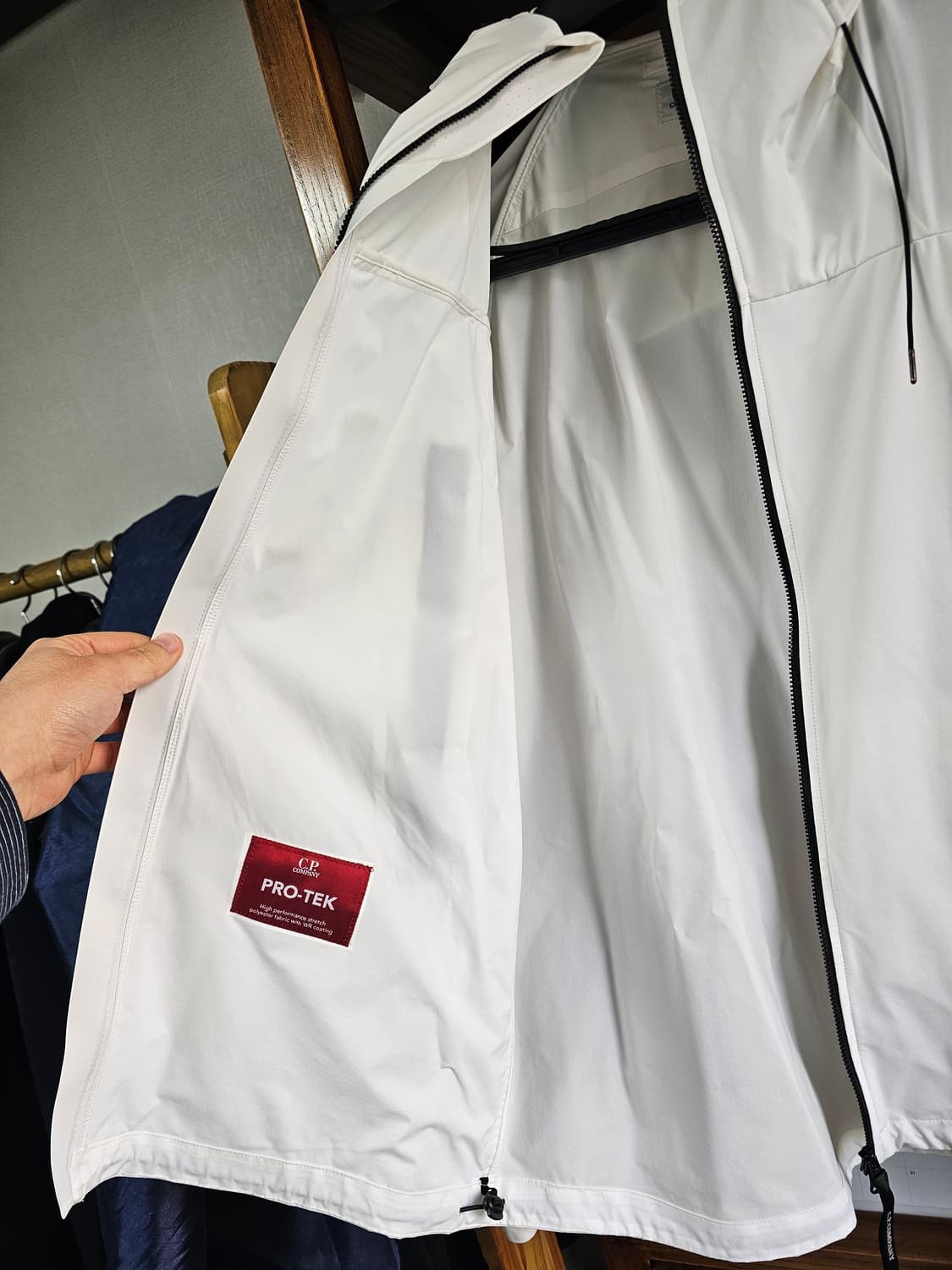 씨피에서 가장 인기 기본 모델 프로텍 CP컴퍼니 화이트 바람막이 팔아요 상품이미지4