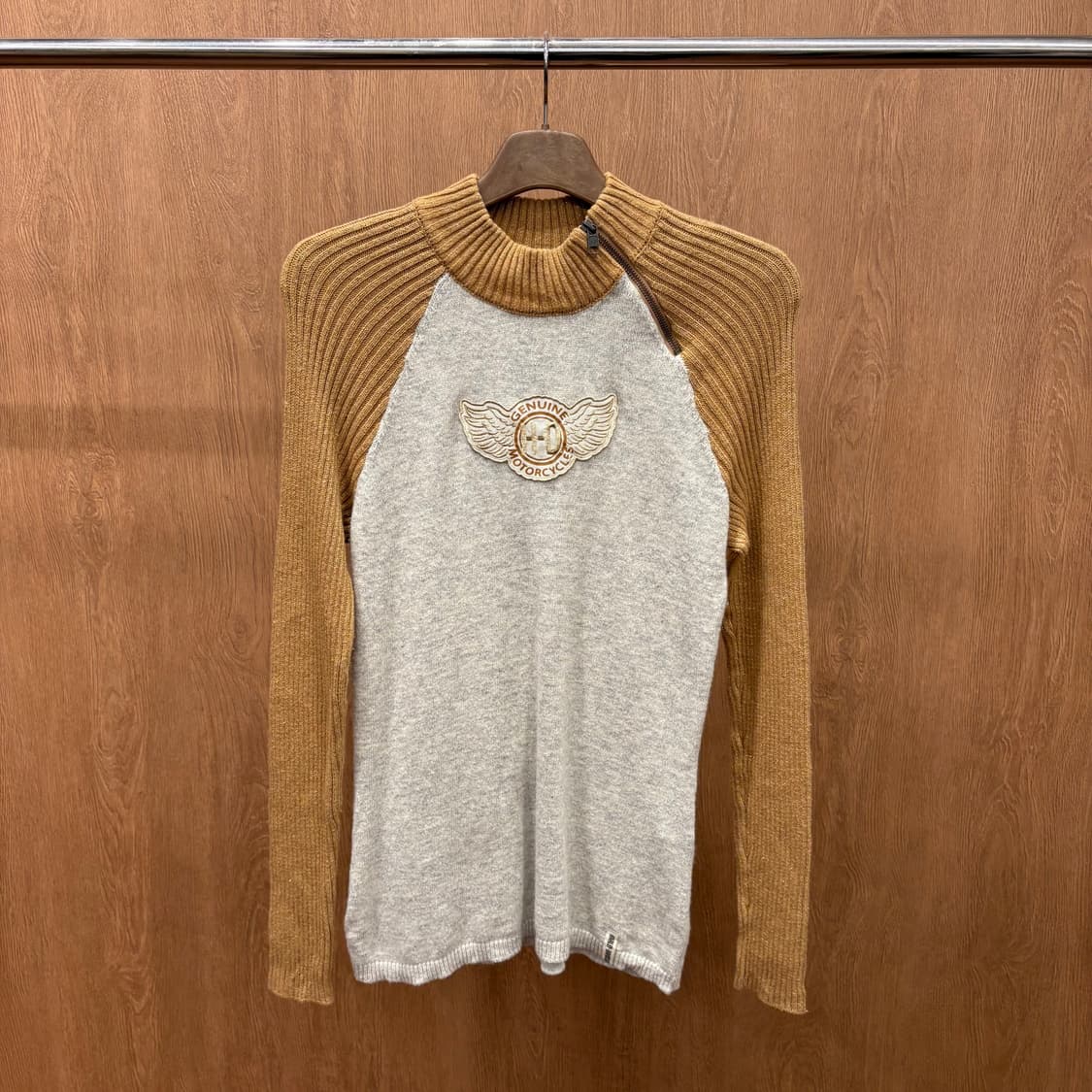 할리데이비슨 모크넥 긴팔 니트 엠블럼 자수 로고 패치 배색 디테일 그레이 상품이미지2