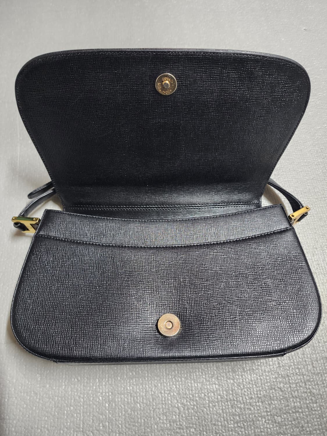 엠씨엠 MCM 클래식 레더 플랩 숄더백 상품이미지7