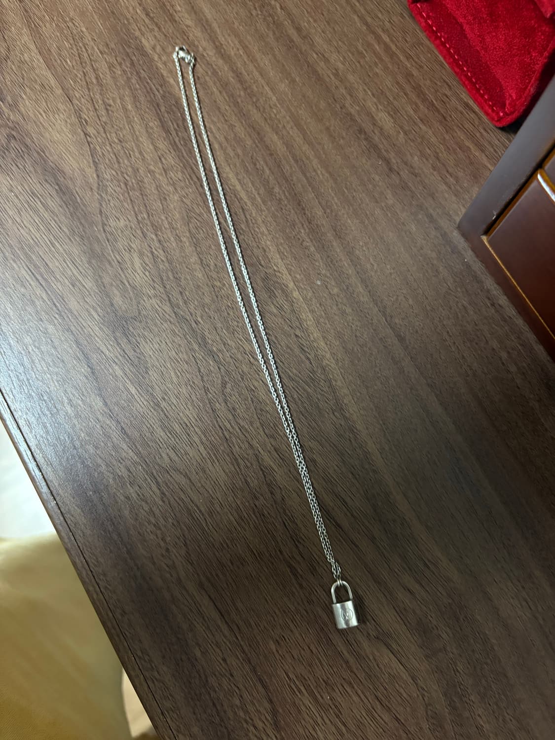 루이비통 실버락킷 목걸이 상품이미지1