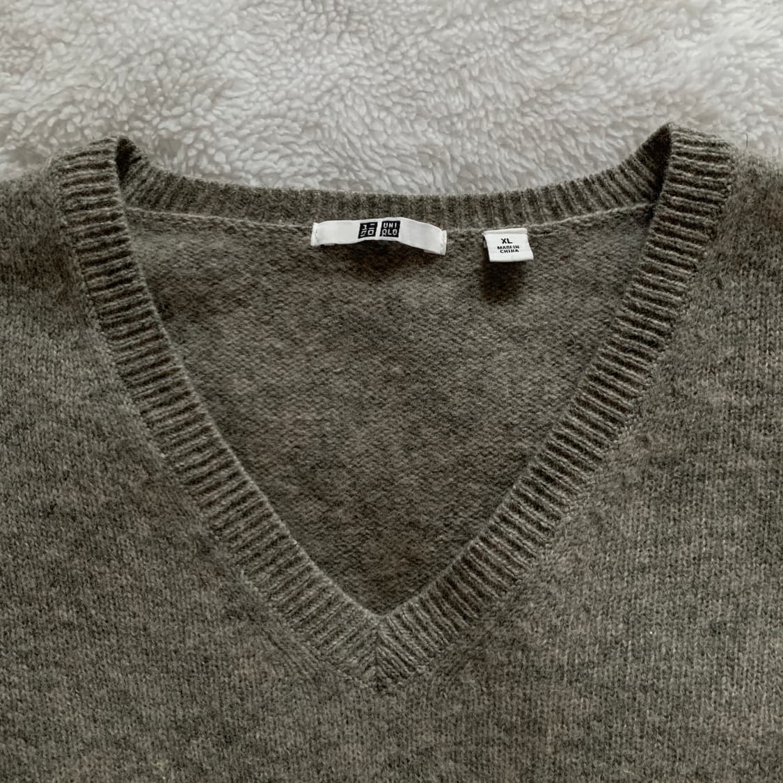 유니클로 PURE NEW WOOL 100 브이넥 니트 상품이미지4