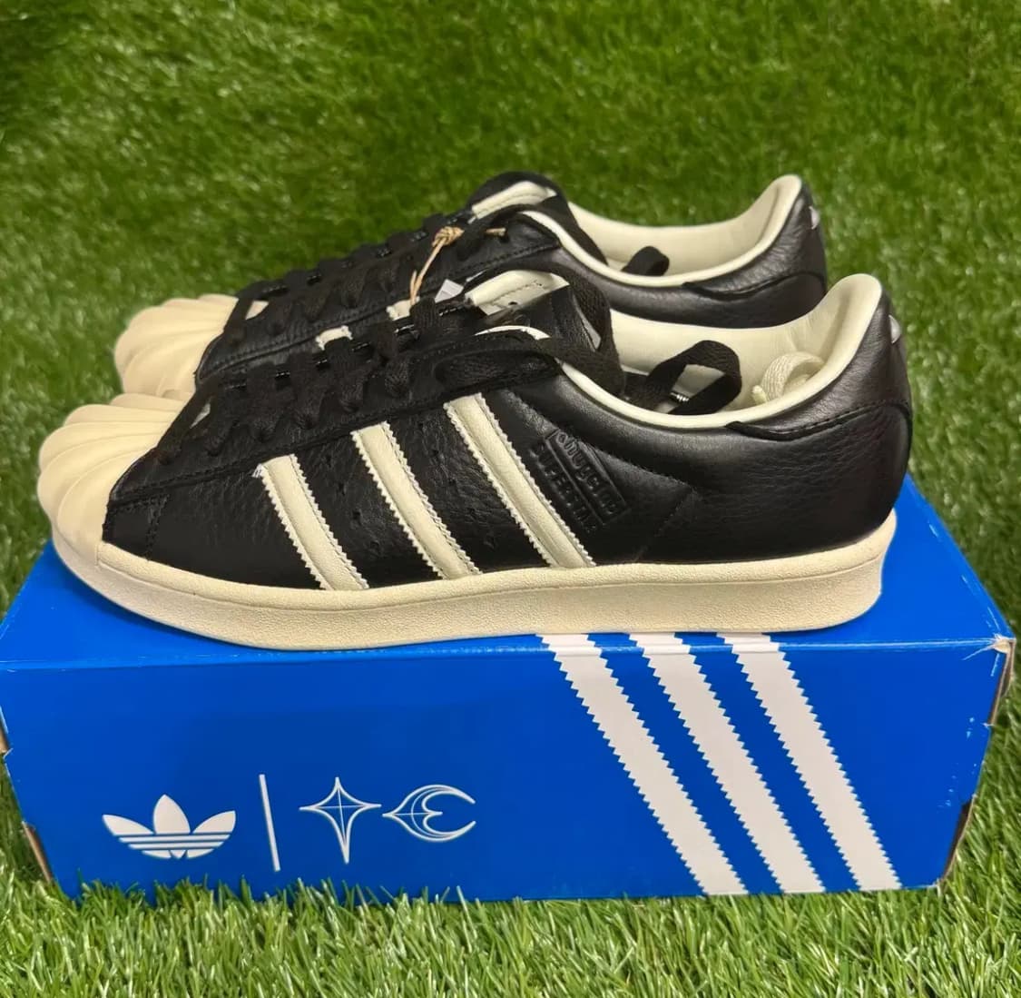 아디다스 x 떠그 클럽 슈퍼스타 빈티지 코어 블랙 크림 화이트 상품이미지1