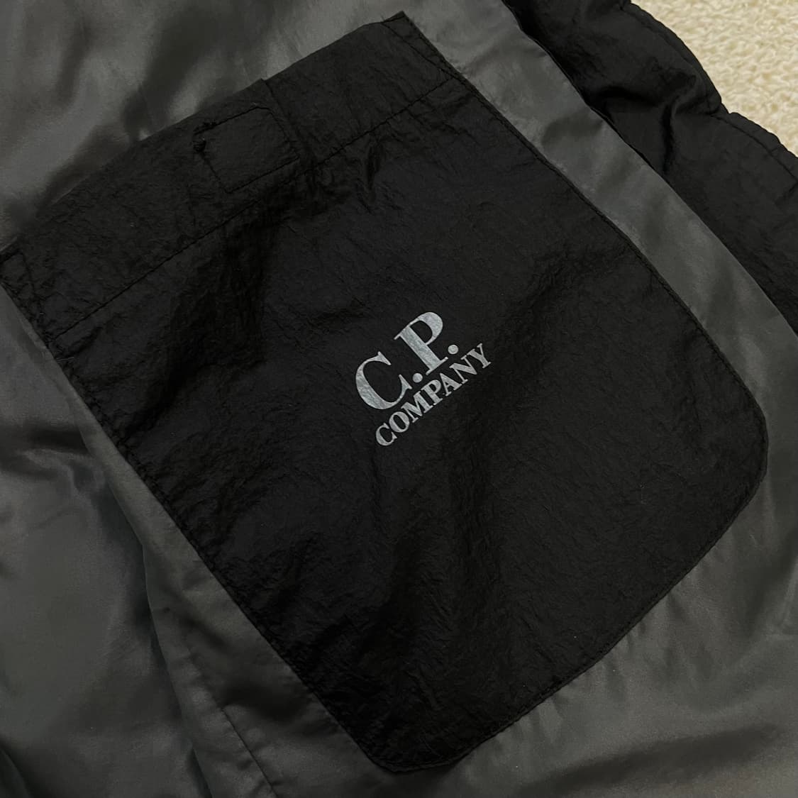 C.P 컴퍼니 나일론 고글 다운 패딩 블랙 상품이미지4