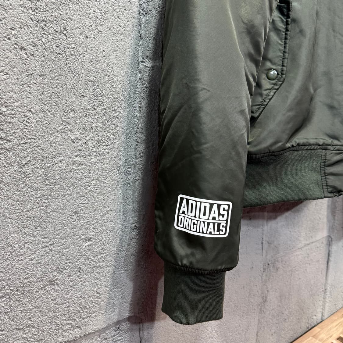 아디다스 오리지널스 카키 봄버 자켓 (S)   상품이미지4