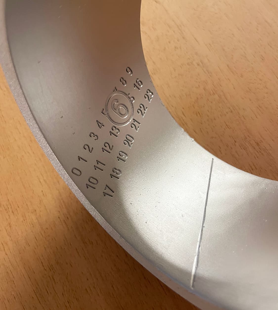 마르지엘라 MM6 넘버링 커프 팔찌 상품이미지5