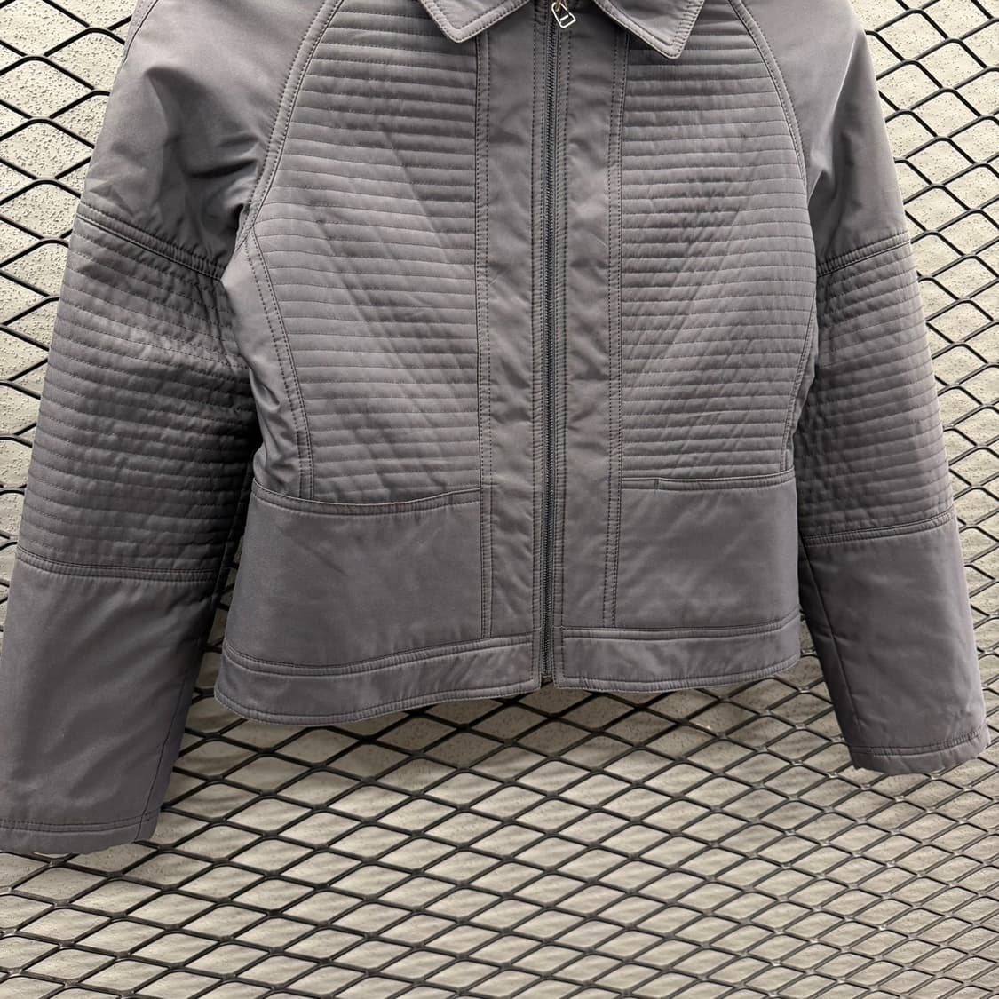 MCM 크롭 캐주얼 퀼티드 자켓 바이커패널 디테일 차콜 상품이미지5